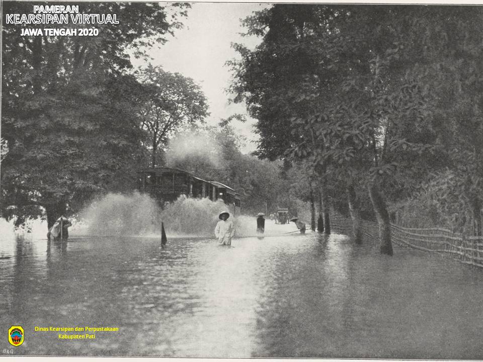 Kereta Api Menerobos Banjir di Juana