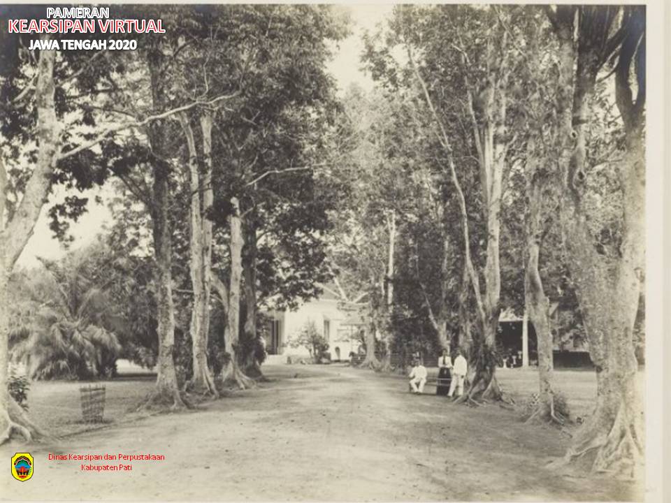 Pegawai Karesidenan Pati di depan Rumah Dinasnya 1905