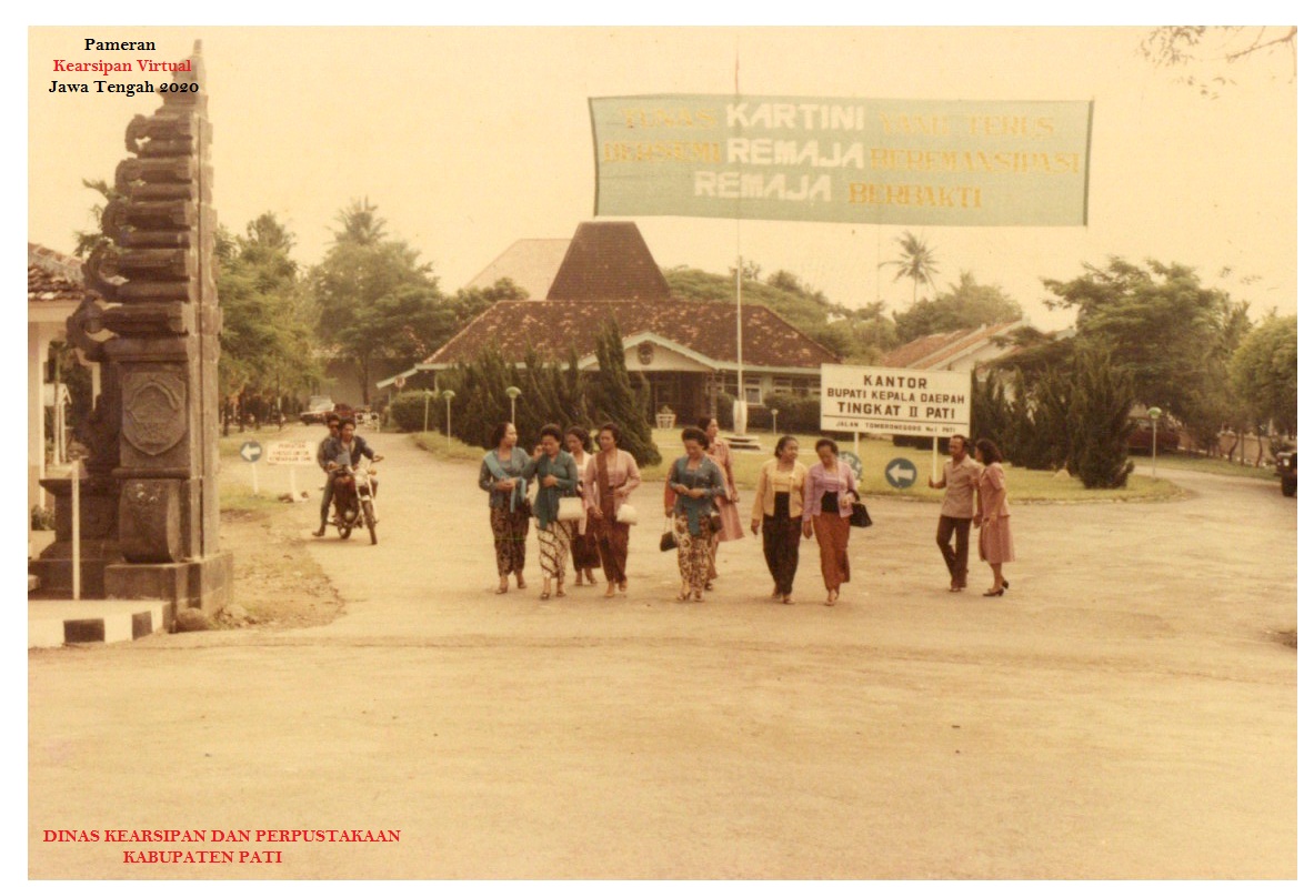 Suasana Hari Kartini depan Pendopo Kabupaten Pati tahun 1985