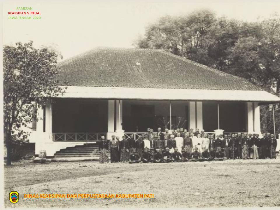 Foto Bersama di depan Kantor Administrasi Kolonial