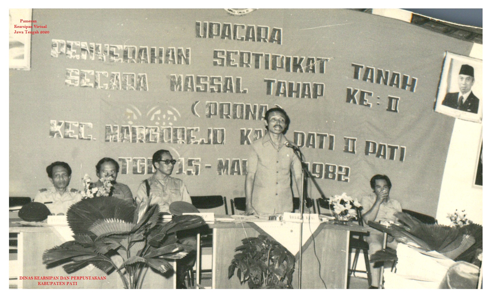 Penyerahan Sertifikat Massal 1982 oleh Bupati Sauji 
